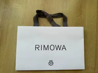 Papírové tašky značky RIMOWA