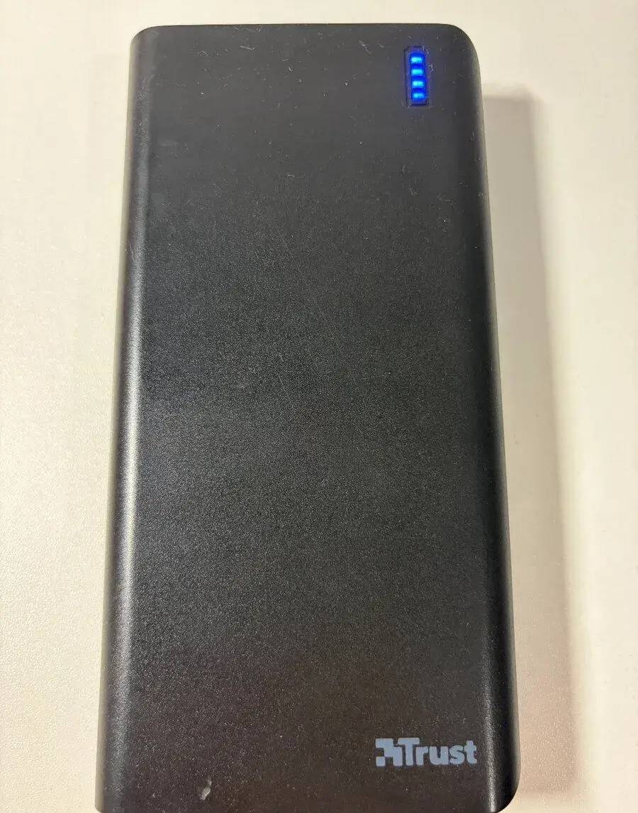 Výkonná powerbanka Trust 20 000 mAh (2x USB)