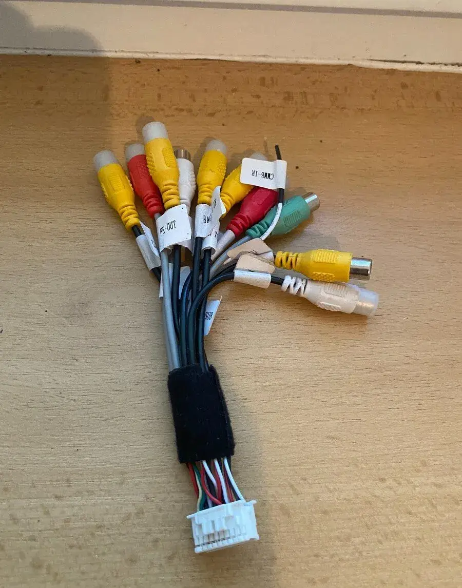 20 PIN konektor pro autorádia - 10 RCA