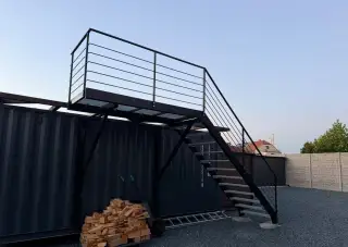 Schodiště na lodním kontejner