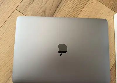 MacBook Pro 13” (2020) – 16 GB RAM / 512 GB SSD