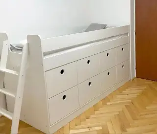 Vysoká postel s úložným prostorem