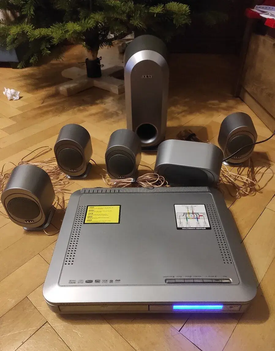Domácí kino AKAI DV-R5000DVS Dolby surround 5.1