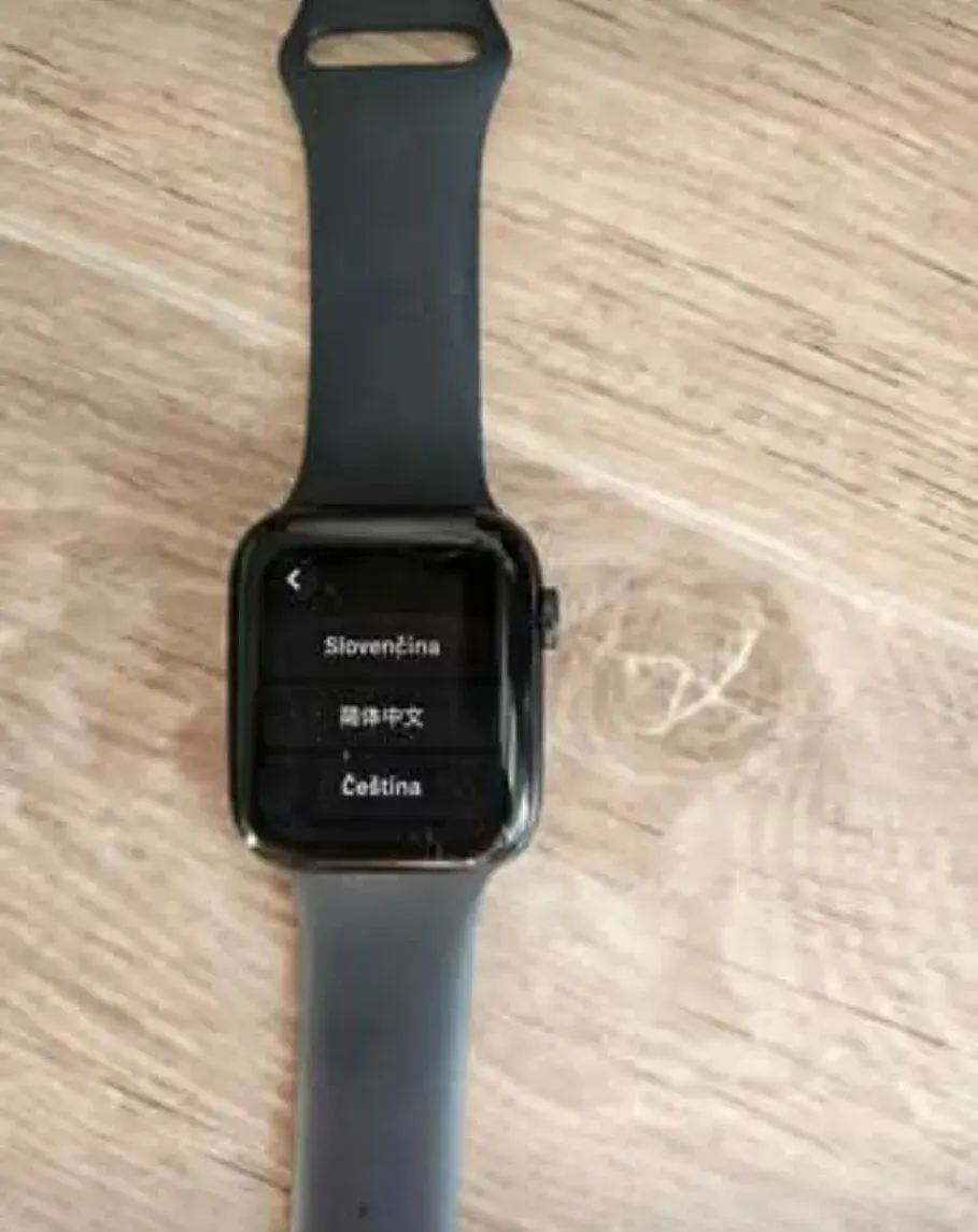 Apple Watch SE 44mm edice Nike + komplet nabíječka