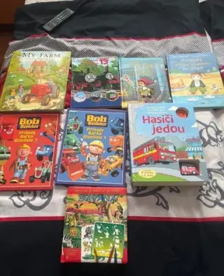 Set 8 knih, včetně jezdícího hasičského auta