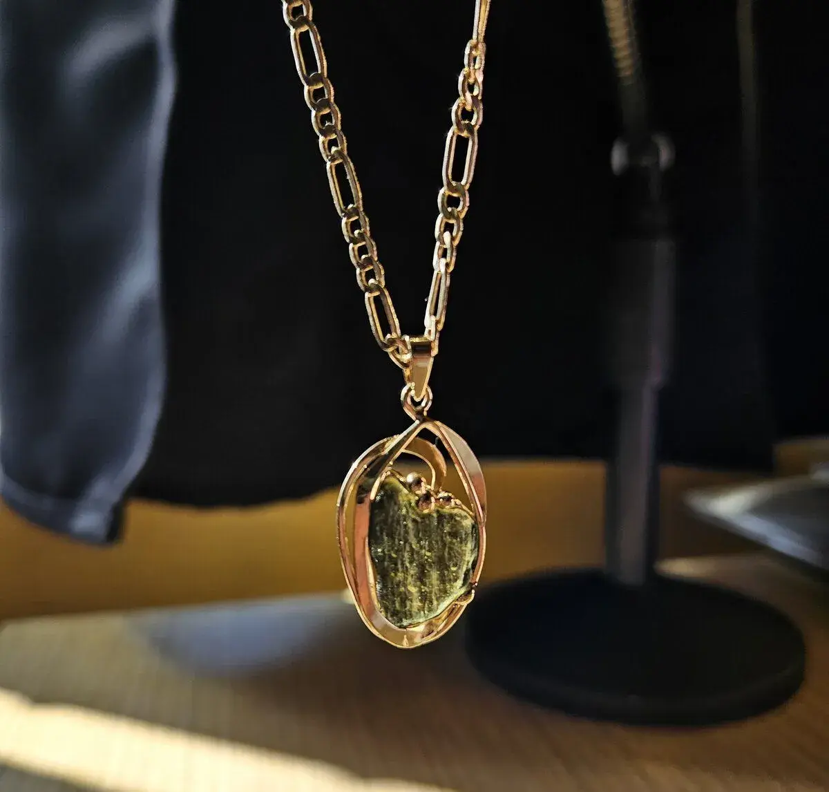 Zlatý řetízek Figaro + přívěsek přírodní VLTAVÍN 7.3g