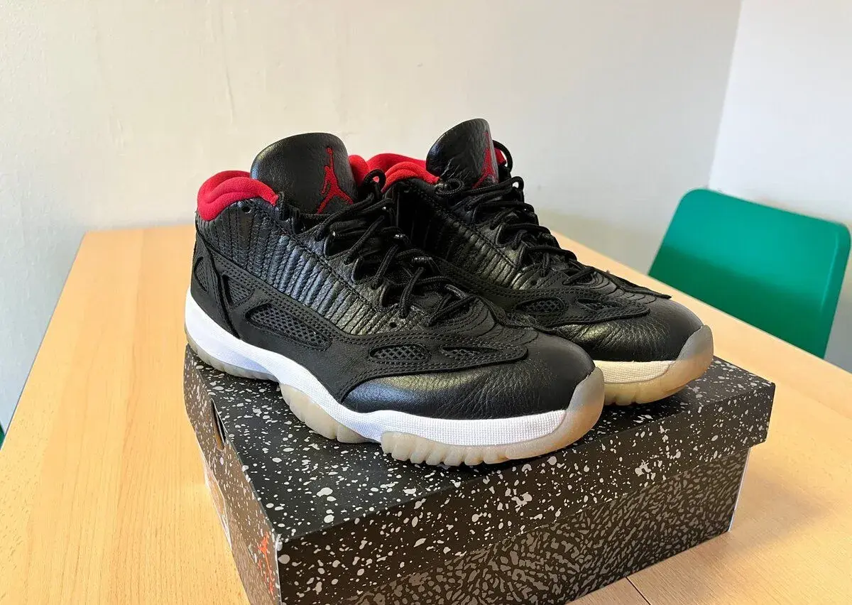 Air Jordan 11 Low IE „Bred“