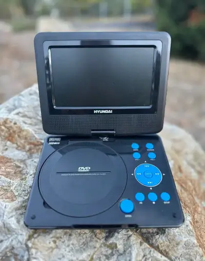 Přenosný DVD přehrávač Hyundai PDP 793 SU