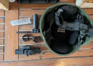 Přebytky airsoft helma, lišta, rukojeť, kolimátor