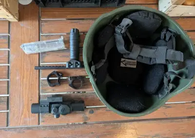 Přebytky airsoft helma, lišta, rukojeť, kolimátor