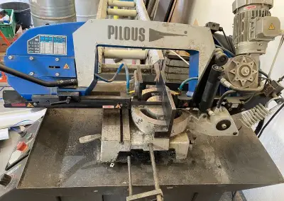 Pasovou pilu PILOUS ARG 220 PLUS s dopravnikem