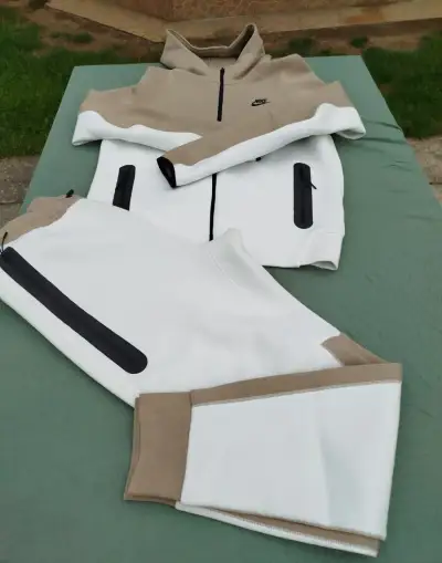 Komplety Nike Tech Fleece kalhoty a Mikina vel.M /PPC 5400Kč