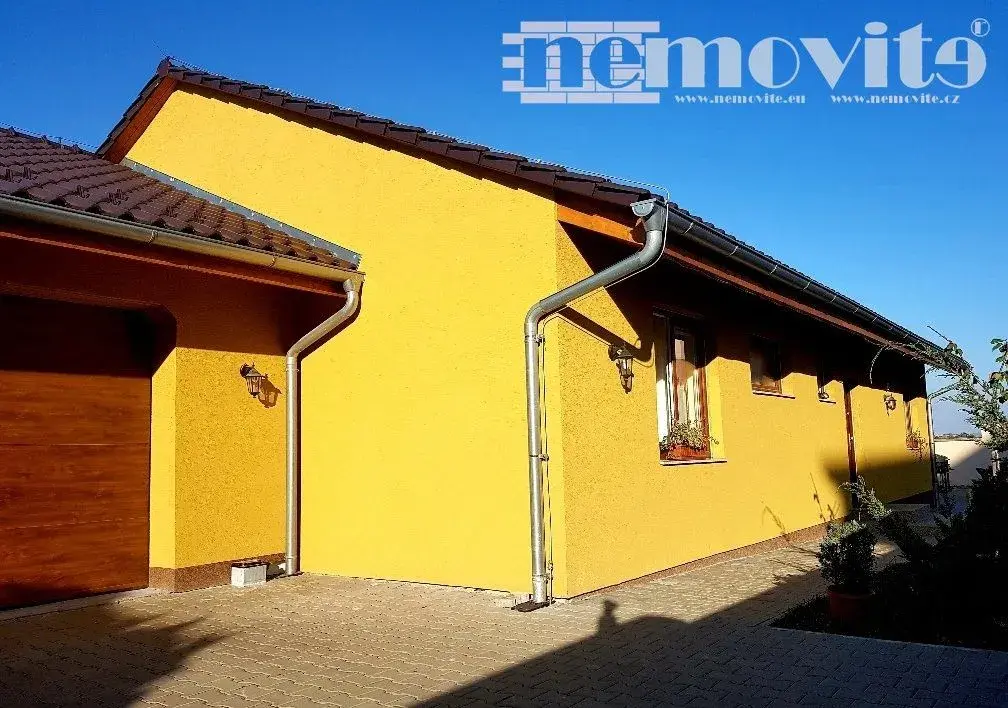Rodinný bungalov 4+1 s dvojgaráží, na pozemku 708m2 - Jeseni