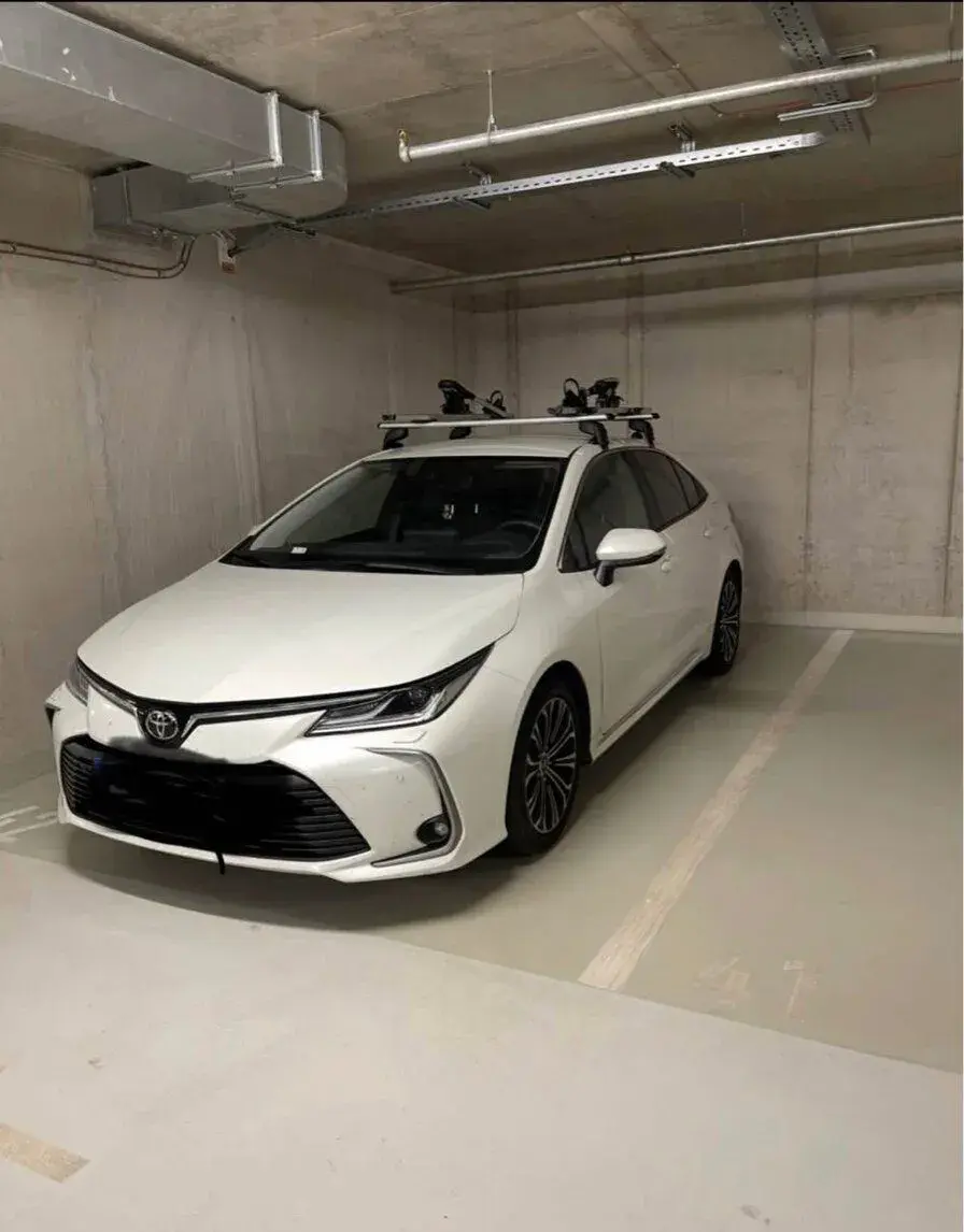 Atera střešní nosič + 2× držák na kolo – Corolla Sedan 2019