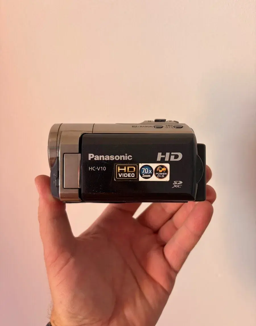 Retro / Y2K Panasonic HC-V10 – 70x zoom, Power O.I.S.
