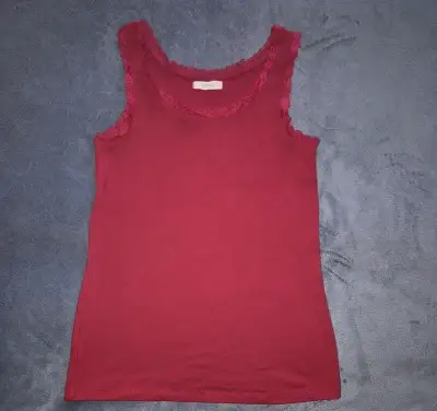 Nová dámská tílka,vel.M/L,kus 80Kč