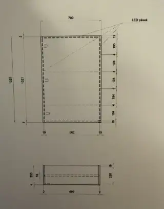 VÝSTAVNÍ OSVĚTLENÁ PROSKLENNÁ VITRÍNA
