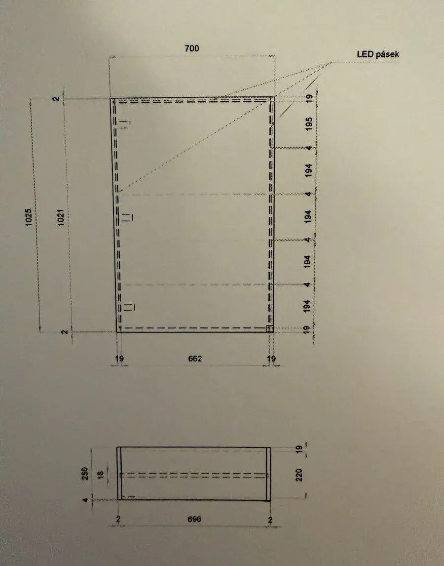 VÝSTAVNÍ OSVĚTLENÁ PROSKLENNÁ VITRÍNA