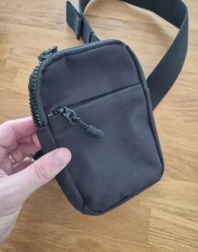 Concept Global Travel Sling Bag 2.0 – nová, nerozbalená, čer