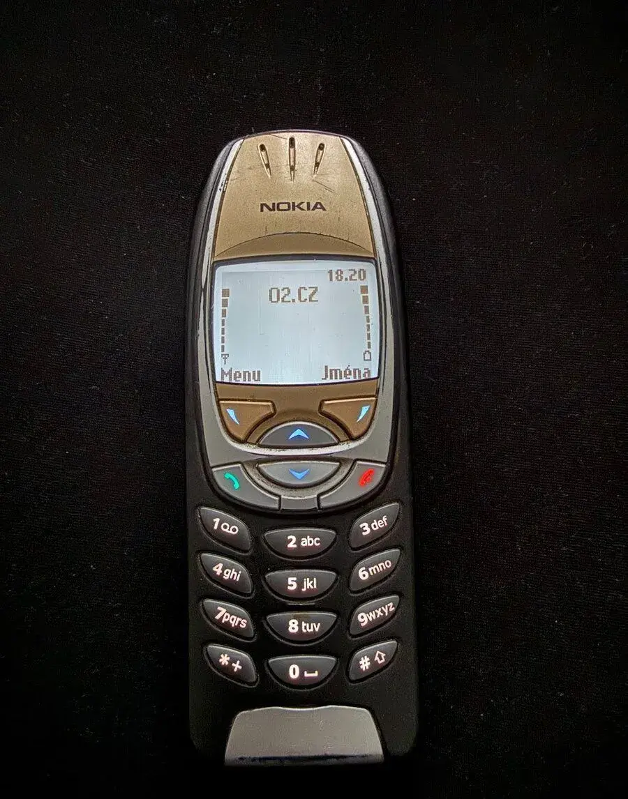 NOKIA 6310i lze použít na všechny operátory, plně funkční