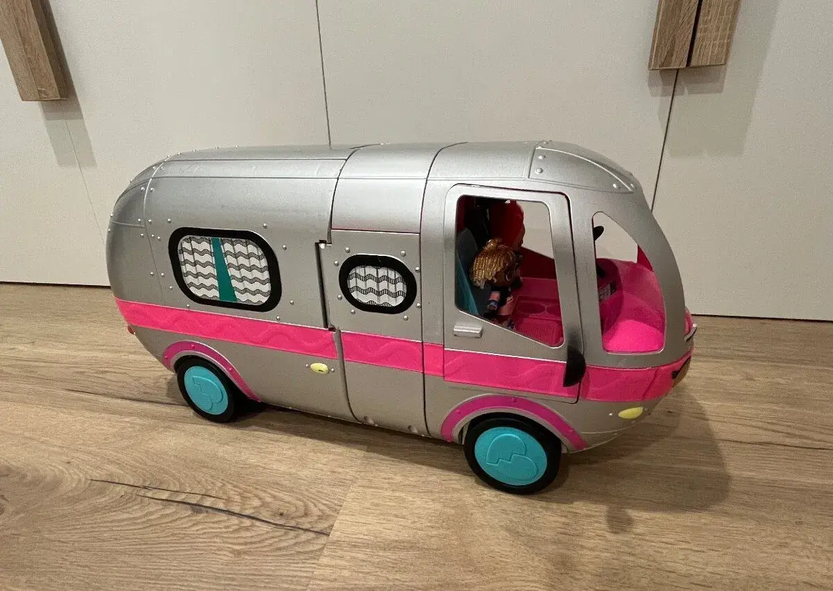 Úžasný karavan pro panenky L.O.L.