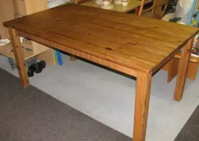 Dřevěný jídelní stůl