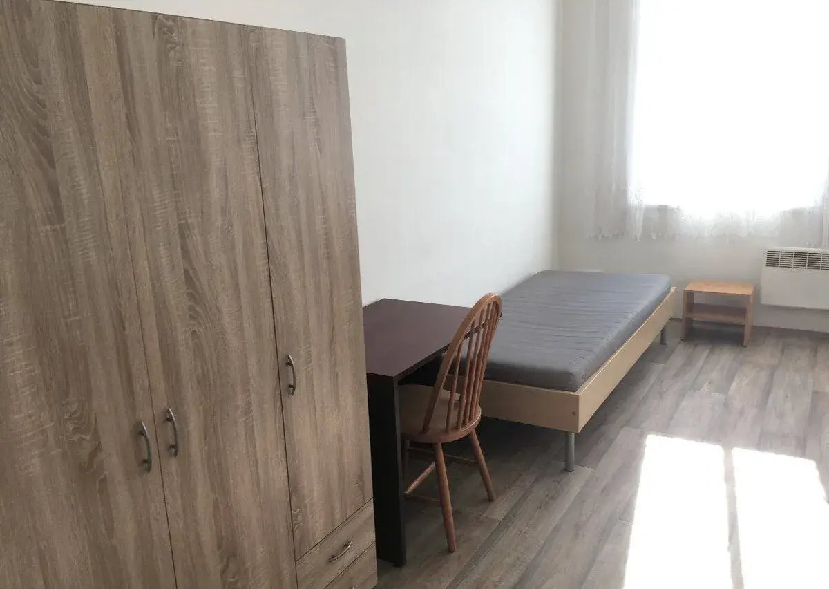 Zařízený dvoulůžkový pokoj na Praze 5, bez provize RK