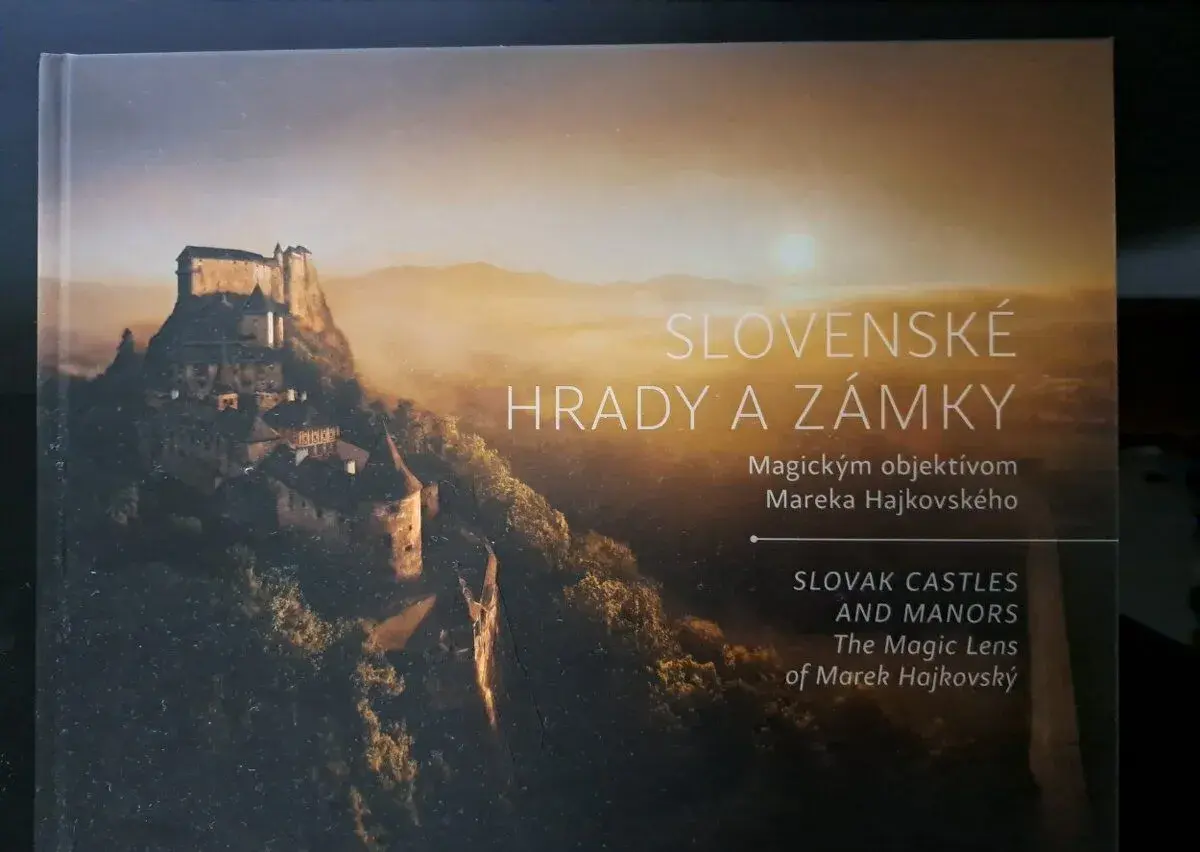 Slovenské hrady a zámky – fotografická kniha (jako nová)