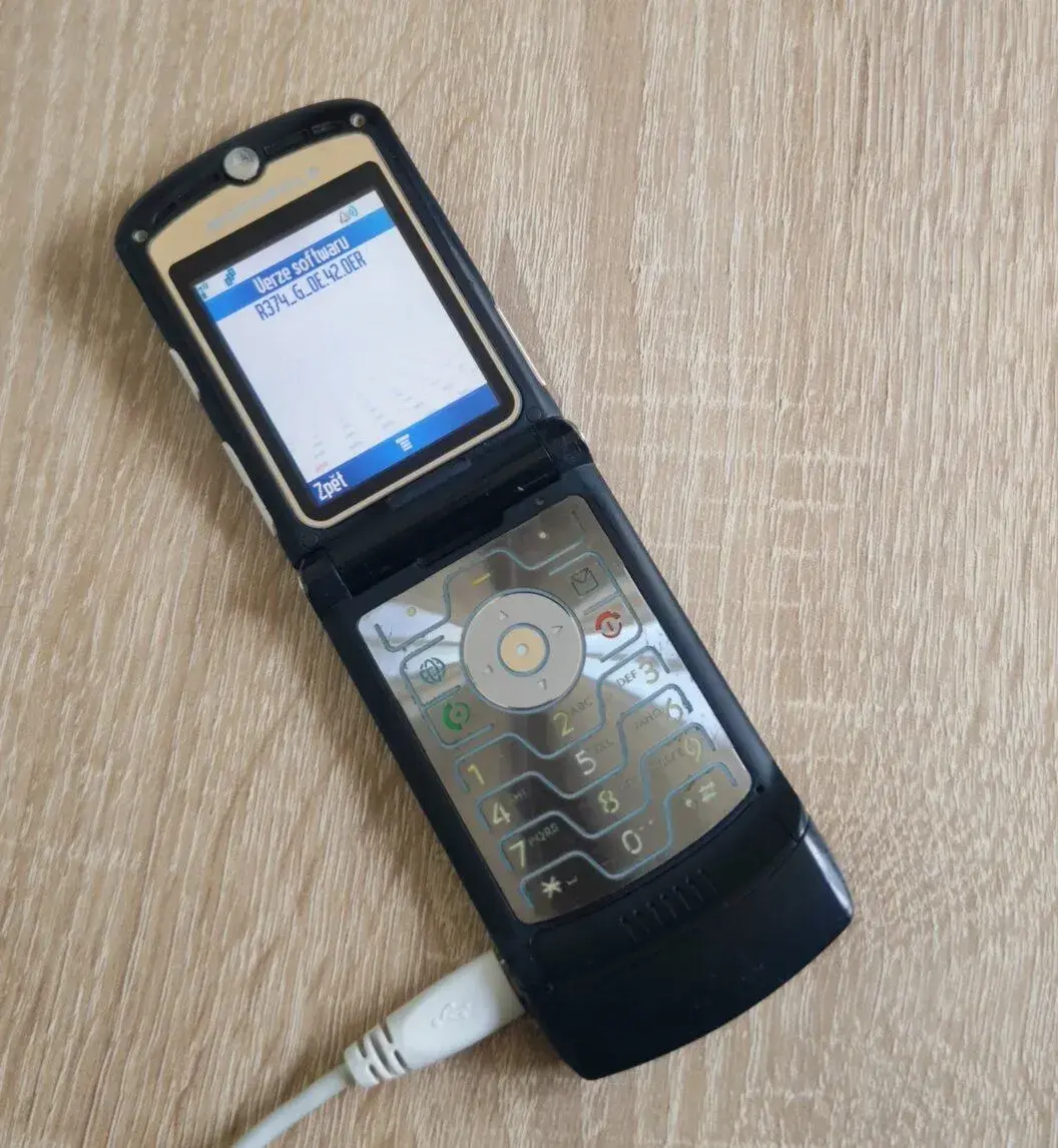 MOTOROLA RAZR V3 NA NÁHRADNÍ DÍLY S POŠKOZENÍM