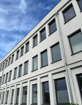 Plastová okna 130 × 190 cm – 125 ks, antracit/bílá, dvojsklo