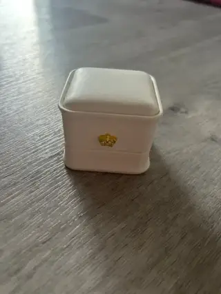 Koženkovou krabičku na prstýnek