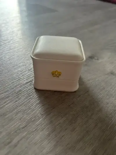Koženkovou krabičku na prstýnek