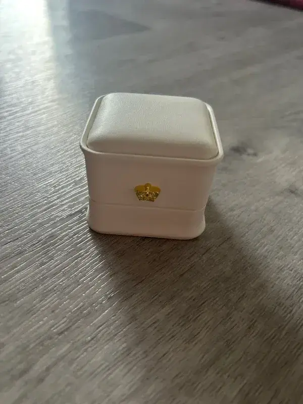 Koženkovou krabičku na prstýnek