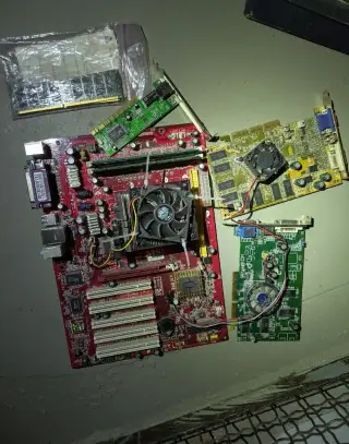 Staré PC kompennty, grafické karty, ram .
