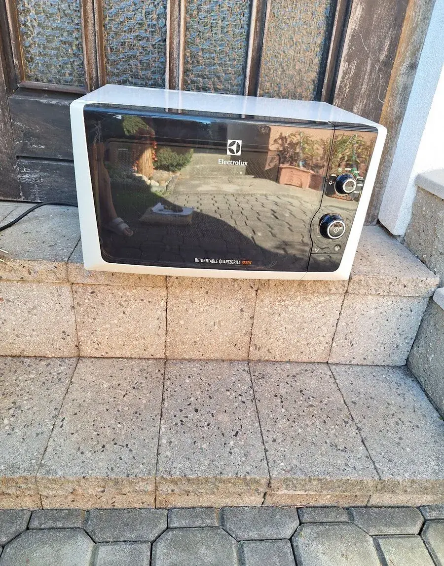 ELECTROLUX MIKROVLNKA S GRILEM