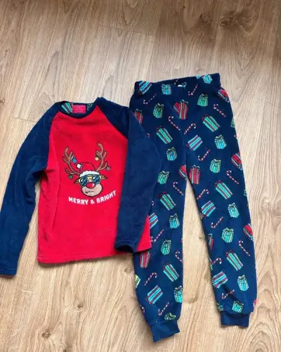 Hřejivé vánoční plyšové pyžamo Primark se sobem – vel. 128