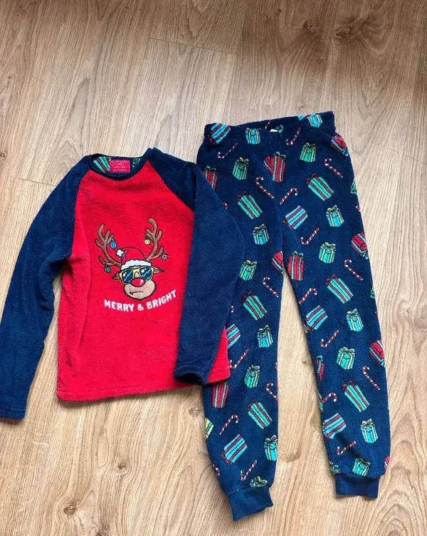 Hřejivé vánoční plyšové pyžamo Primark se sobem – vel. 128