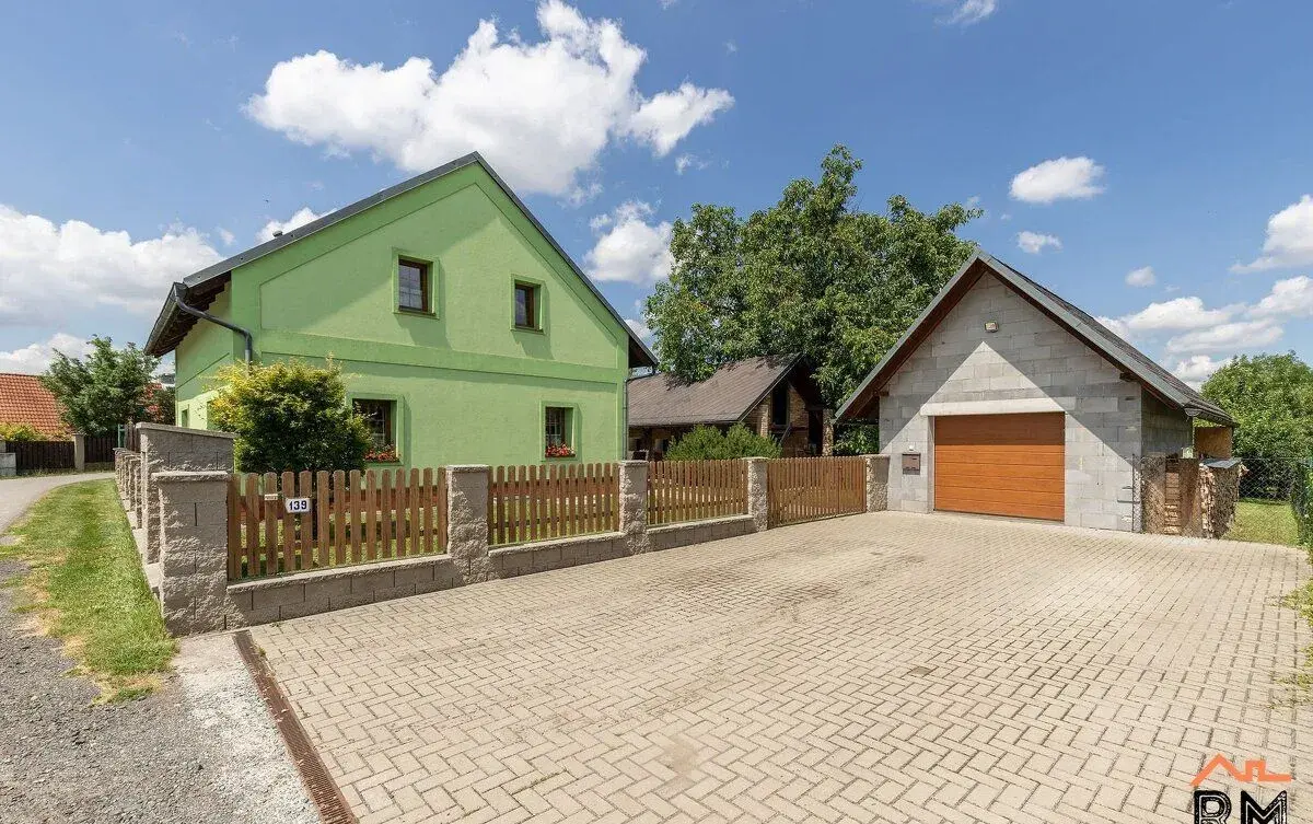 Prodej rodinného domu, s garáží a krásnou zahradou, v Děteni