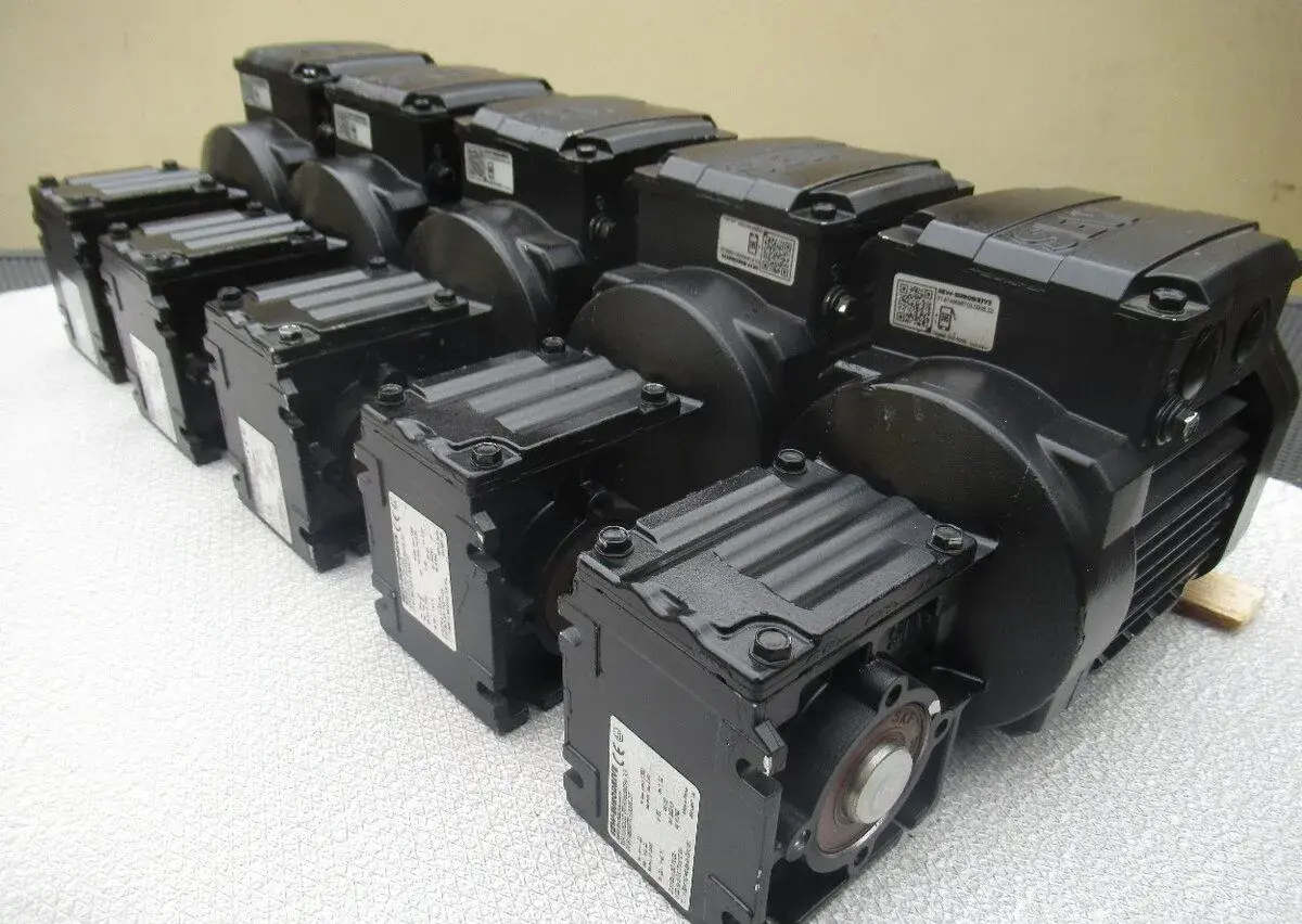 SEW-NOVÁ elektropřevodovka 400V.0,12kw-23ot.min.5ks.