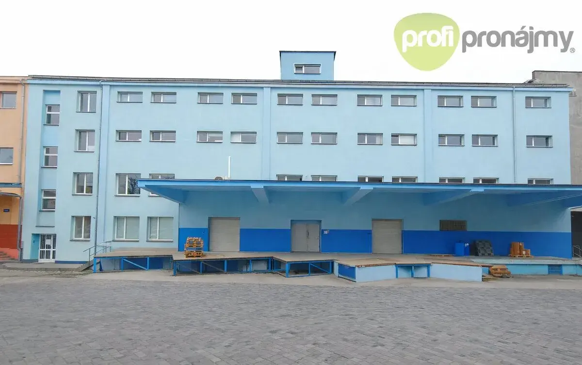 Pronájem přízemních skladových/prodejních prostor 587 m²