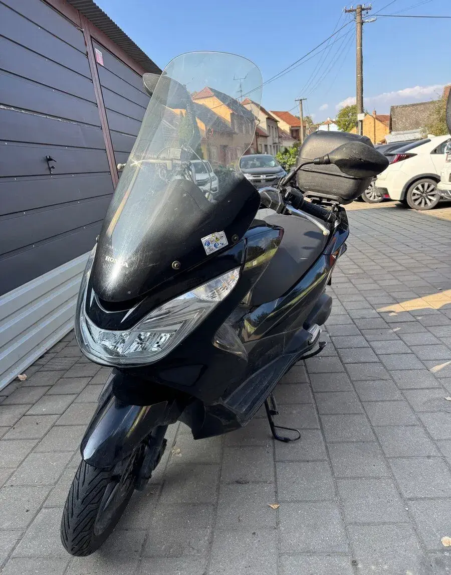 Honda PCX 125 , nové pneu, kufr GIVI, 2x klíč