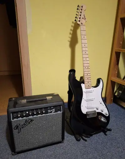Elektrická kytara Squier + kombo Frontman 20G + obal