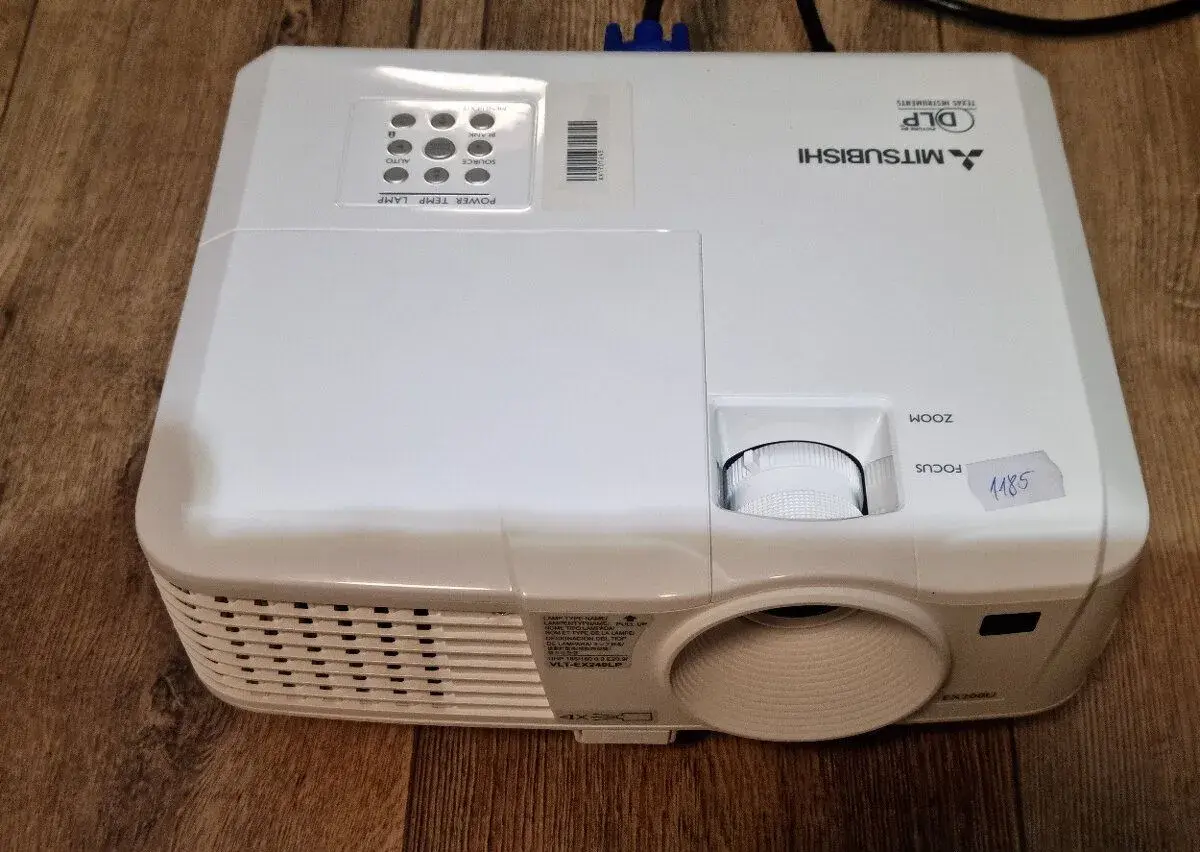 Projektor Mitsubischi, funční, nová lampa