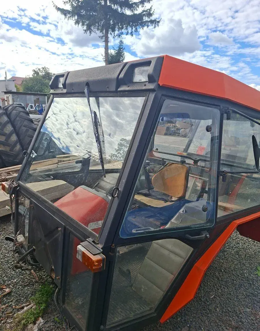 Trojková kabina zetor
