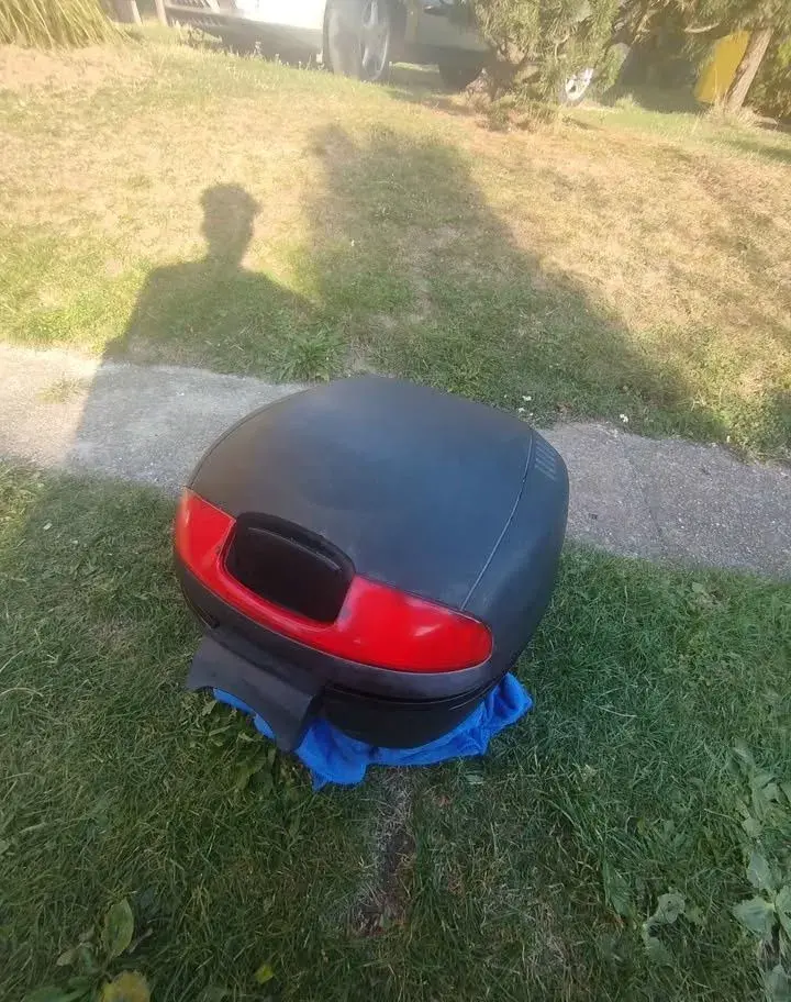 MOTO KUFR NA SKÚTR VČETNĚ PLOTNY A KLÍČE + HELMA AVG