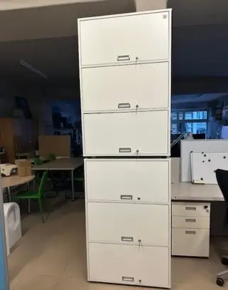 skříňky s třemi zamykatelnými dvířky