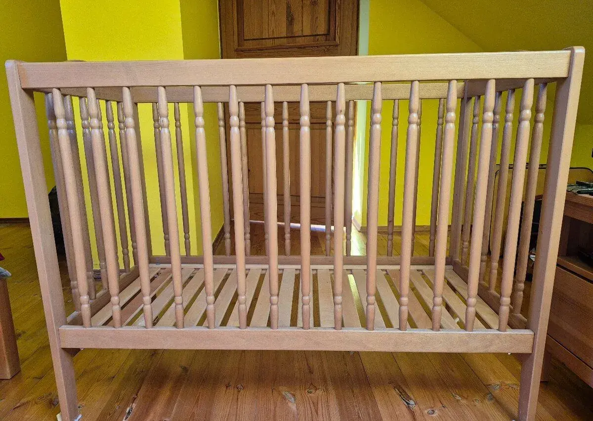 Dřevěná dětská postýlka IKEA