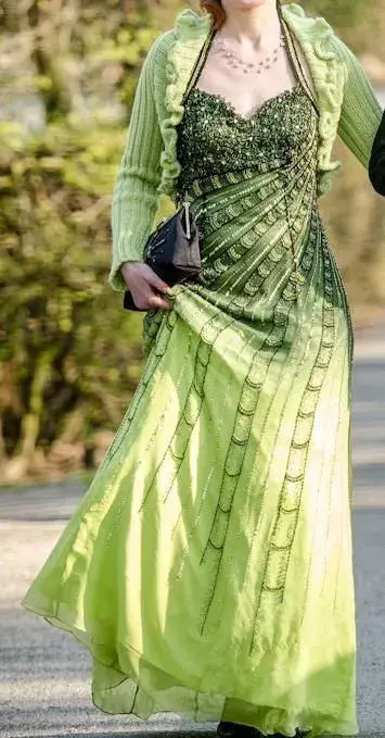 Elegantní plesové šaty v. 38