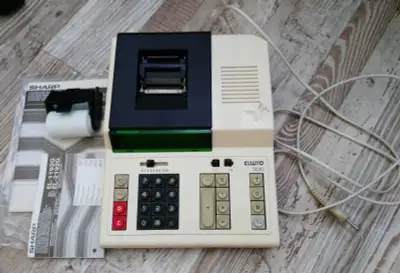 Starý elektrický kalkulátor (1989)