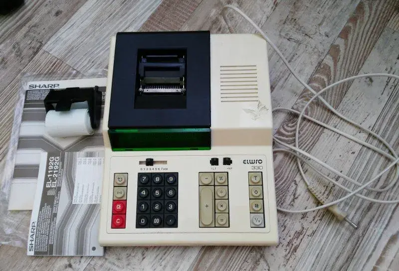 Starý elektrický kalkulátor (1989)